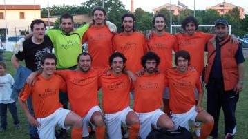 Nella foto in alto a destra il Tdb Ciro vincitore fra gli Over 18 Qui sotto il Gruppo Limite che ha prevalso nella categoria 94/95