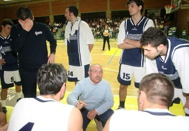 A destra il coach della Tecnoseal Mencarelli durante un time out Sotto il responsabile tecnico dello Sporting Andrea Niccolai  