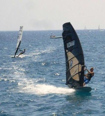 Una gara di windsurf 