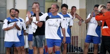 Stefano Cuoghi guida la squadra degli ex sul campo della Bellani al trofeo Mau Ovunque 