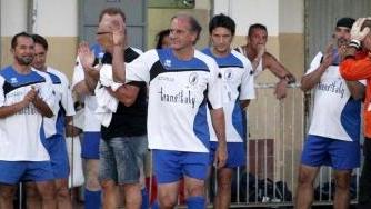 Stefano Cuoghi guida la squadra degli ex sul campo della Bellani al trofeo Mau Ovunque