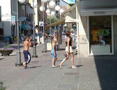 <b>TURISTI.</b> Nelle vie del centro di Follonica in attesa delle ore serali per fare acquisti e divertirsi    