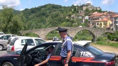 Autopattuglia dei carabinieri nel centro storico di Pontremoli