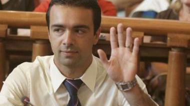 Sopra: Andrea Romano, capogruppo Idv. A destra: il consiglio comunale. Sotto: il sindaco Alessandro Cosimi