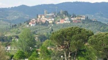 A destra la collina di Buggiano per la quale il regolamento consentirà solo ristrutturazioni Sptto l’assessore all’urbanistica Fabrizio Gelli