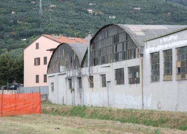 Le Officine Barsanti verranno demolite: al loro posto appartamenti, negozi e uffici Previsto un parco pubblico 
