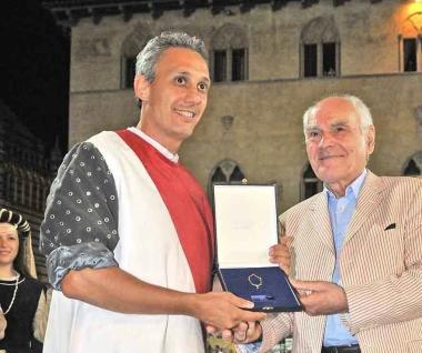 In alto la gioia dei rionali del Drago per la vittoria sopra, Alessandro Culatore 