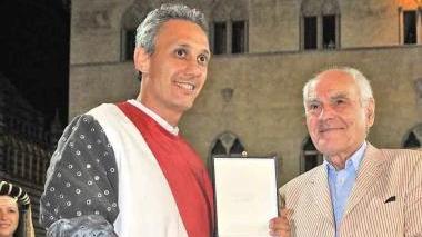 In alto la gioia dei rionali del Drago per la vittoria sopra, Alessandro Culatore