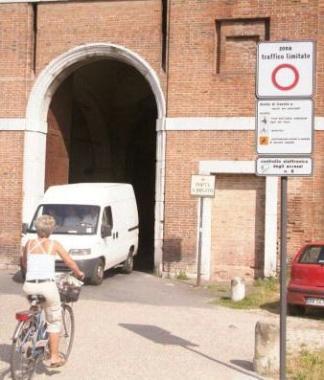 Lassessore Marco Chiari e le telecamere nel centro storico   