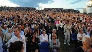 Uno scorcio del pubblico al Teatro del Silenzio di Lajatico