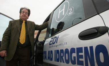 Limprenditore Iginio Benedetti a lato della prima Multipla bi-fuel alimentata a idrogeno 