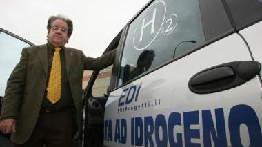 L’imprenditore Iginio Benedetti a lato della prima Multipla bi-fuel alimentata a idrogeno