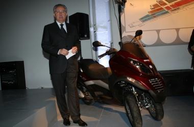 Il presidente e Ad di Piaggio Roberto Colaninno con un modello di MP3 