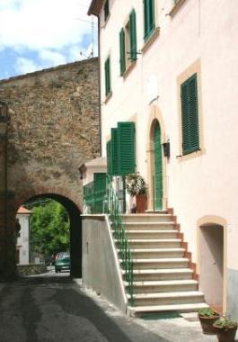 A destra, via della Rosa al Gabbro, il luogo dove &egrave; caduta la donna  
