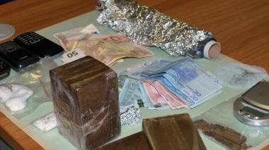 Avevano un chilo di droga in casa Due giovani arrestati dalla polizia