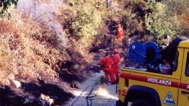 I volontari della Vab domano un incendio