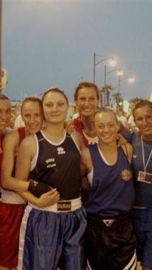 Alcune atlete partecipanti alla riunione di boxe  