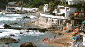 Malore in spiaggia alla baia del Quercetano