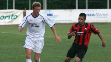 In alto la formazione biancoblù e, a fianco, un’azione di gioco