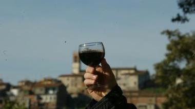 Un bicchiere di vino rosso delle nostre colline