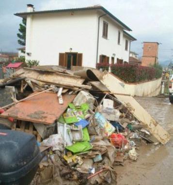 Materiale accatastato dopo lalluvione di dicembre 