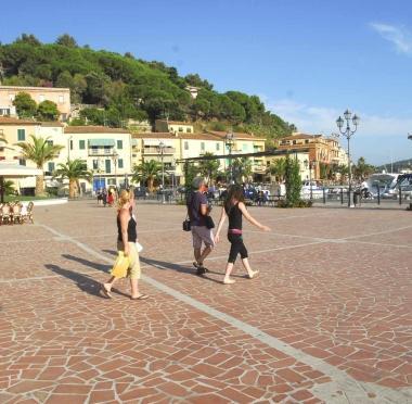 Piazza Matteotti a Porto Azzurro
