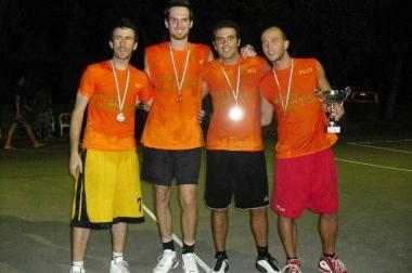 I componenti di E questo il gioco, la formazione vincitrice del basket tre contro tre 