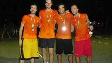 I componenti di “E’ questo il gioco”, la formazione vincitrice del basket tre contro tre