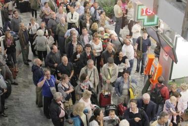 Passeggeri in coda allaeroporto 