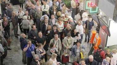 Passeggeri in coda all’aeroporto