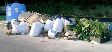 La discarica in piazza Berretta, ad Arena Metato 