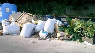 La discarica in piazza Berretta, ad Arena Metato