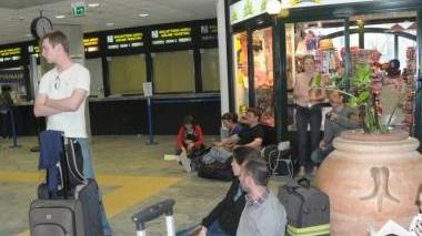 Passeggeri in attesa all’aeroporto di Pisa