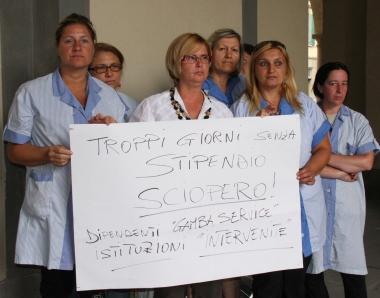 Le lavoratrici della Coop durante la protesta 