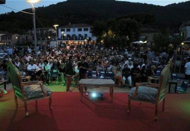 Il pubblico presente a una serata della scorsa edizione di Bellativ&ugrave; nel suggestivo scenario di Bocca di Magra e sotto Giovanni Floris 