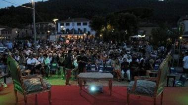 Il pubblico presente a una serata della scorsa edizione di Bellativù nel suggestivo scenario di Bocca di Magra e sotto Giovanni Floris