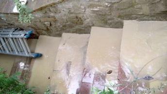 Una cantina invasa dall’acqua che scende giù per le scale