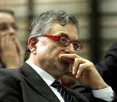 Il sindaco Ciaponi; a destra il raduno al PalaParenti 