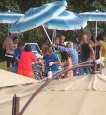 I tentativi di soccorso al giovane stroncato da un malore nella piscina del Country Club     