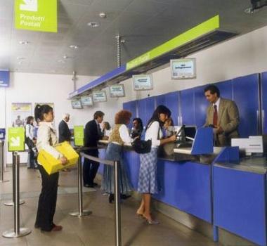 Sportelli in un ufficio di Poste Italiane   