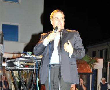 Niki Giustini durante uno spettacolo