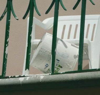 Via della Rosa: a destra il luogo dove &egrave; caduta la donna, sopra il secchio di vernice rimasto sul ballatoio del primo piano 