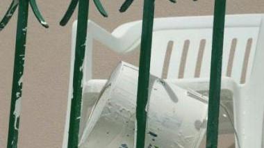Via della Rosa: a destra il luogo dove è caduta la donna, sopra il secchio di vernice rimasto sul ballatoio del primo piano