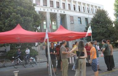 Il presidio di Rebeld&igrave;a davanti al tribunale 
