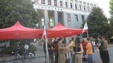 Il presidio di Rebeldìa davanti al tribunale