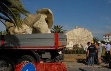 <strong>SFRATTO.</strong> La statua caricata sul camion