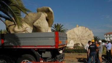 <strong>SFRATTO.</strong> La statua caricata sul camion