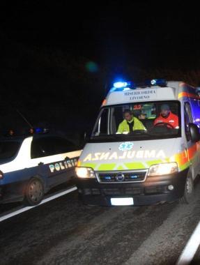 Polizia e ambulanza davanti alla confezione 