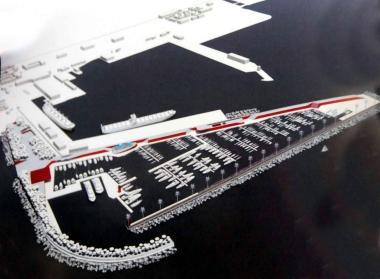 Sopra: il porto commerciale come &egrave; ora; a destra come sar&agrave; il porto turistico secondo il progetto che ora passa al vaglio della Port Authority E previsto un investimento da cento milioni di euro         