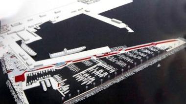 Sopra: il porto commerciale come è ora; a destra come sarà il porto turistico secondo il progetto che ora passa al vaglio della Port Authority E’ previsto un investimento da cento milioni di euro